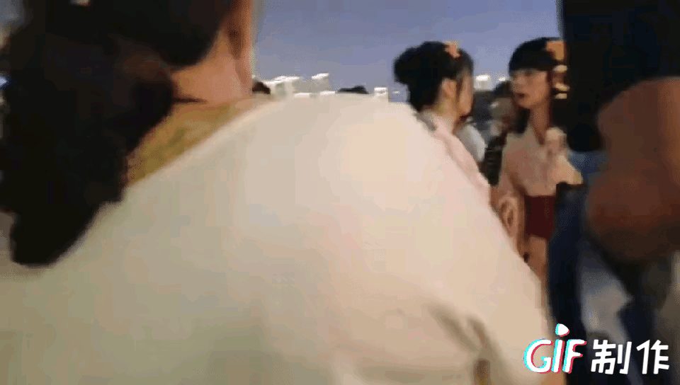 骂都骂不醒!重庆两女子穿和服跳舞被围堵,疑为满足榜一大哥要求