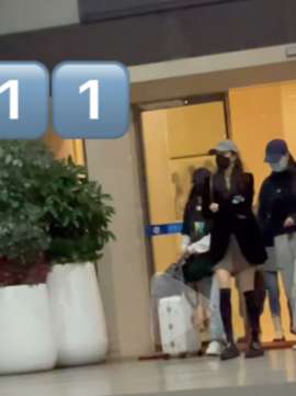 学生内裤美女(35岁杨幂近照嫩成学生妹短裤配黑丝太吸睛，一双腿瘦成X型)