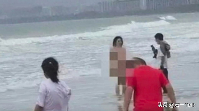 裸拍!三亚湾海滩美女一丝不挂,清晰照被曝光,警方介入后回应