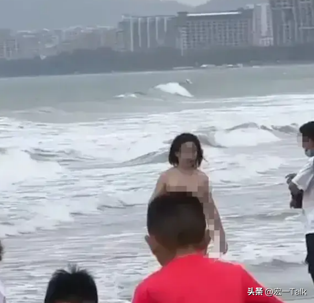 裸拍!三亚湾海滩美女一丝不挂,清晰照被曝光,警方介入后回应