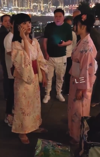 骂都骂不醒!重庆两女子穿和服跳舞被围堵,疑为满足榜一大哥要求