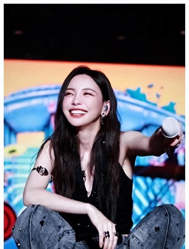 于文文演唱会紧身裤“私处轮廓明显”?引起网友热议,着装艺术?