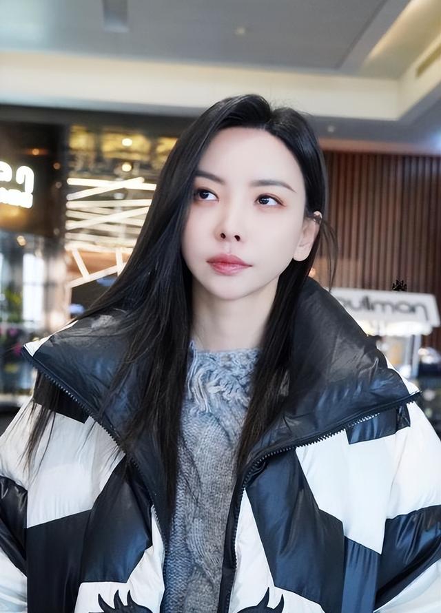 于文文演唱会紧身裤“私处轮廓明显”?引起网友热议,着装艺术?