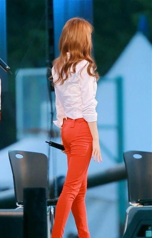 于文文演唱会紧身裤“私处轮廓明显”?引起网友热议,着装艺术?