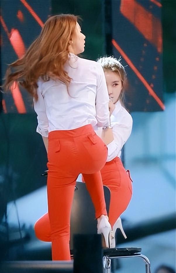 于文文演唱会紧身裤“私处轮廓明显”?引起网友热议,着装艺术?