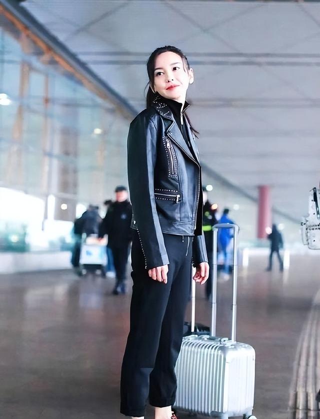 于文文演唱会紧身裤“私处轮廓明显”?引起网友热议,着装艺术?