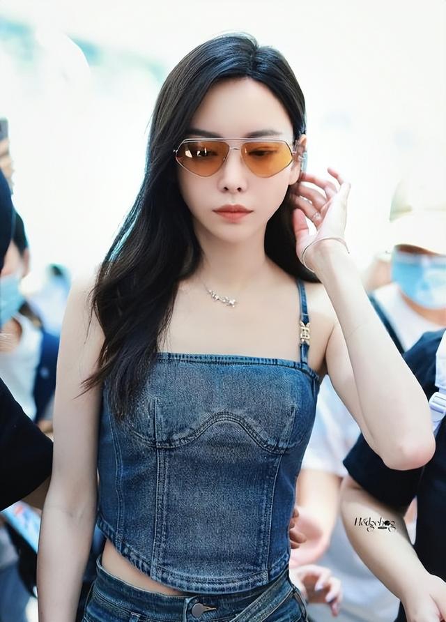 于文文演唱会紧身裤“私处轮廓明显”?引起网友热议,着装艺术?