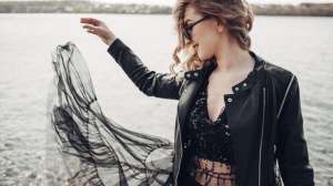 挠美女脚心视频大全3(小说：美女死活不肯说出情报，小伙不对她用刑，脱她的鞋挠脚心)