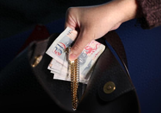 家中经济困难又被网恋对象要钱,菲佣偷雇主逾16万元金饰现金