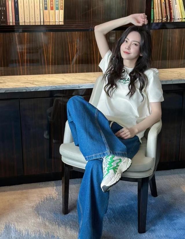 于文文演唱会紧身裤“私处轮廓明显”?引起网友热议,着装艺术?