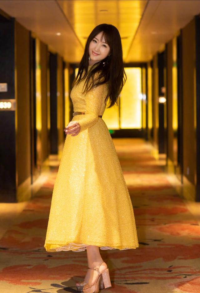 杨钰莹真是不老女神,一袭黄色亮片裙轻盈似少女,大卷发妩媚迷人