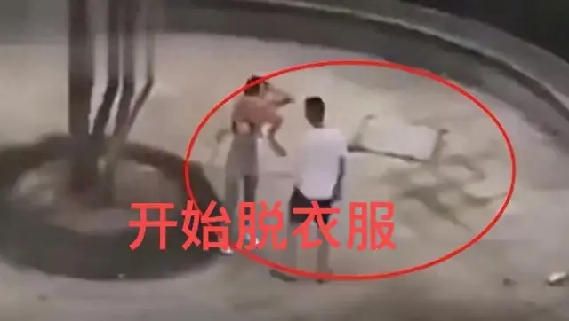 男生脱美女的内衣(情侣吵架，女生当即脱衣服露出内衣，吓坏男友甚至女友还想解开)