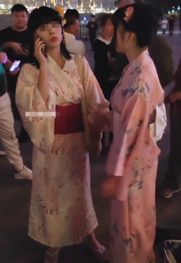 骂都骂不醒!重庆两女子穿和服跳舞被围堵,疑为满足榜一大哥要求