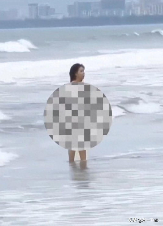 裸拍!三亚湾海滩美女一丝不挂,清晰照被曝光,警方介入后回应