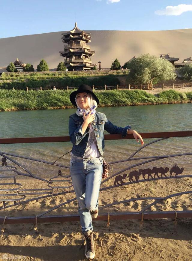 杨钰莹真是不老女神,一袭黄色亮片裙轻盈似少女,大卷发妩媚迷人