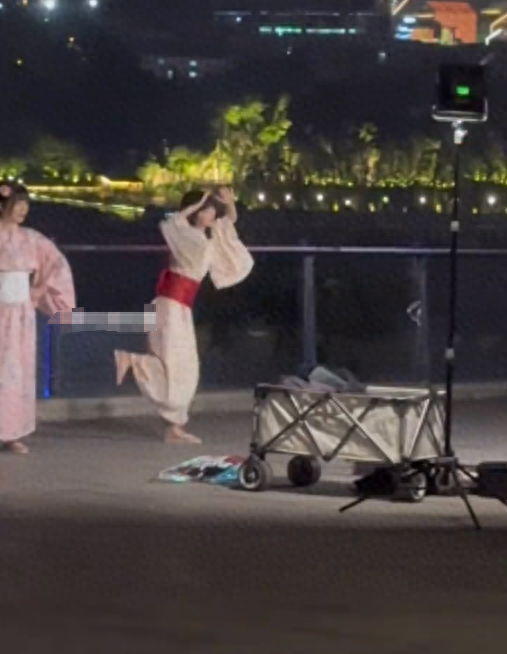 骂都骂不醒!重庆两女子穿和服跳舞被围堵,疑为满足榜一大哥要求