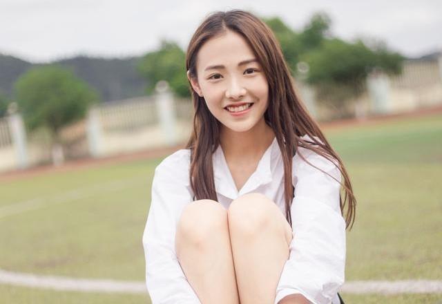 小说:新生在女生宿舍卖卡,冒充学长销售顺利,谁知却遇同乡美女