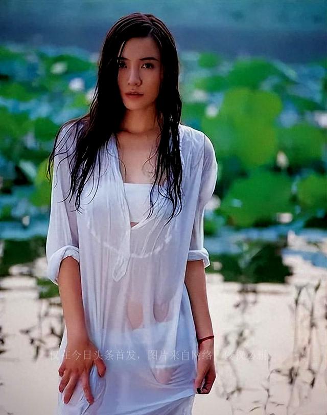 曾被4个男人狂追,与5婚导演同居5年,如今42岁还未婚的她怎样啦