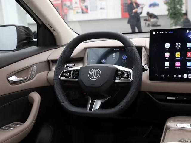 MG ES5 一口价10.39万起!大屏、360全景影像,颤抖吧比亚迪元PLUS