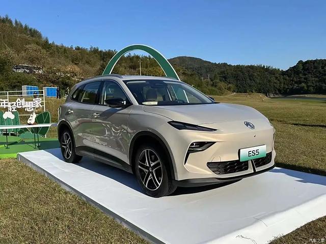 MG ES5 一口价10.39万起!大屏、360全景影像,颤抖吧比亚迪元PLUS