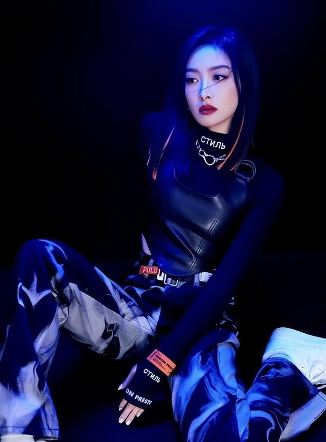 于文文演唱会紧身裤“私处轮廓明显”?引起网友热议,着装艺术?