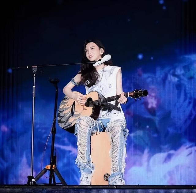 于文文演唱会紧身裤“私处轮廓明显”?引起网友热议,着装艺术?