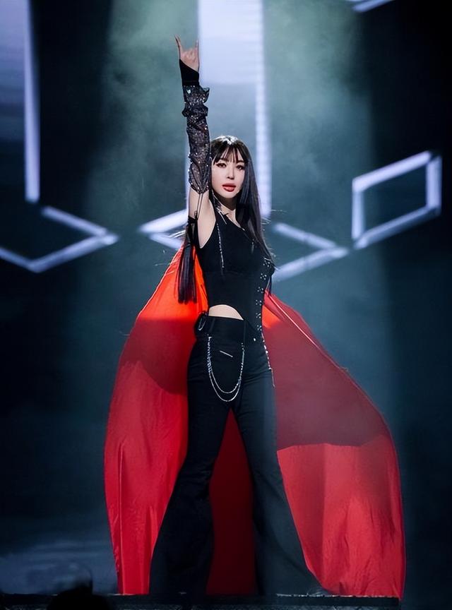 于文文演唱会紧身裤“私处轮廓明显”?引起网友热议,着装艺术?