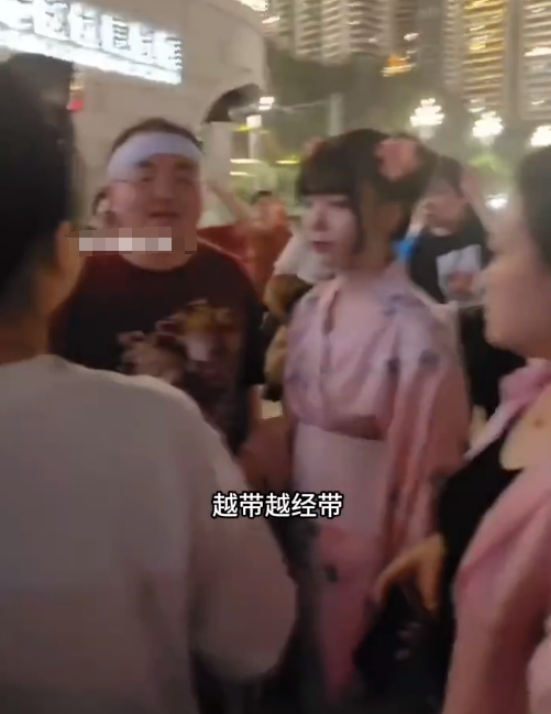 骂都骂不醒!重庆两女子穿和服跳舞被围堵,疑为满足榜一大哥要求