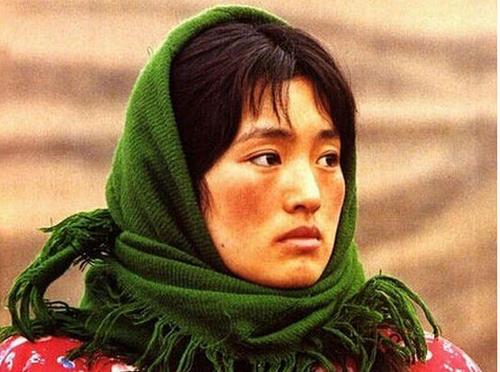 《黑氏》:丑女和3男人的欲望挣扎,刺痛被道德和无能裹挟的女人