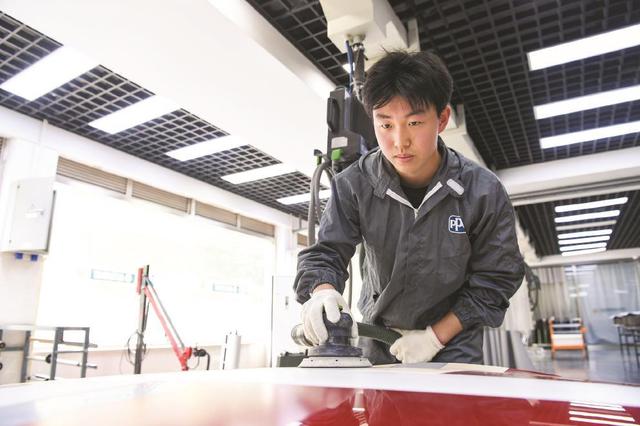 汽车喷漆项目金牌得主常晨:为了“0.01”,他臂绑10斤油漆罐训练一整天|上海技能人才摘金启示录