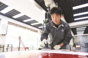 汽车做油漆要多久(汽车喷漆项目金牌得主常晨：为了“001”，他臂绑10斤油漆罐训练一整天｜上海技能人