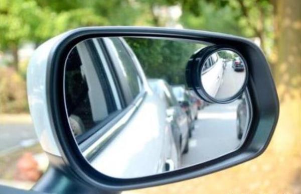 不管新车旧车:内行建议装上这6个实用车品,开车舒适安全又轻松