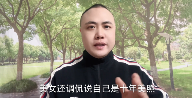 一位美女吃烤肠,不小心炸伤了嘴角#口播#社会热点#社会百态