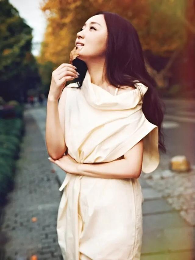 杨钰莹真是不老女神,一袭黄色亮片裙轻盈似少女,大卷发妩媚迷人