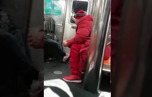 美国地铁现绑人事件!红衣男抱起熟睡美女就跑,事后被路人暴揍