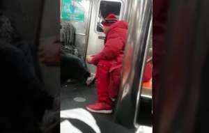 美女绑在(美国地铁现绑人事件红衣男抱起熟睡美女就跑，事后被路人暴揍)