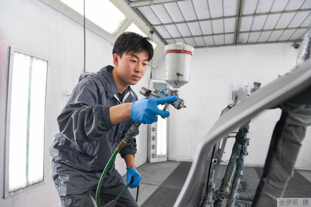 汽车喷漆项目金牌得主常晨:为了“0.01”,他臂绑10斤油漆罐训练一整天|上海技能人才摘金启示录