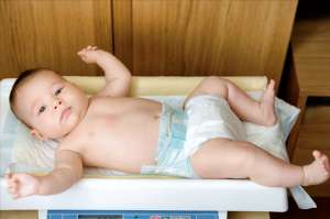 吮美女美脚(0-1岁宝宝的4个敏感期，家长需正确认识并适当引导，宝宝更聪明)