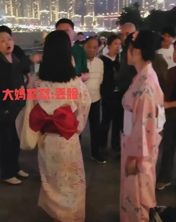 骂都骂不醒!重庆两女子穿和服跳舞被围堵,疑为满足榜一大哥要求