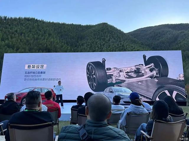 MG ES5 一口价10.39万起!大屏、360全景影像,颤抖吧比亚迪元PLUS