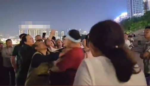 骂都骂不醒!重庆两女子穿和服跳舞被围堵,疑为满足榜一大哥要求