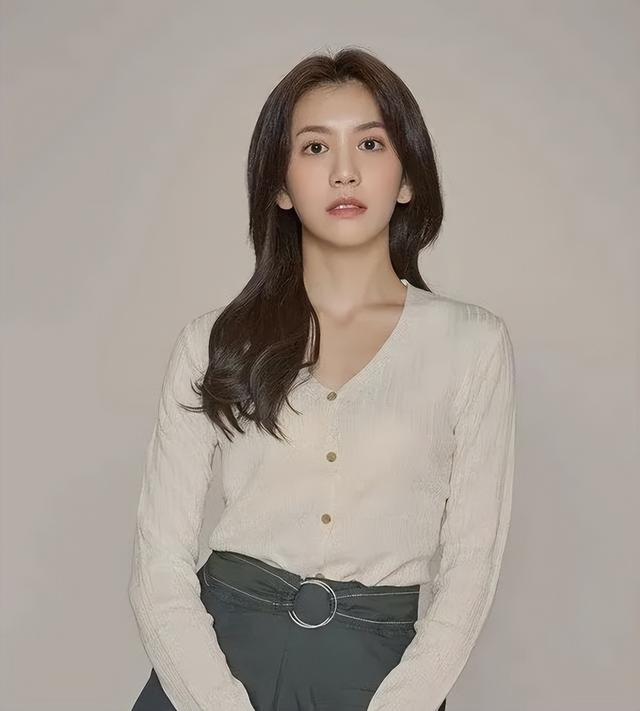 韩国又一女星自杀去世,年仅27岁,遗书内容曝光,感慨生活压力大