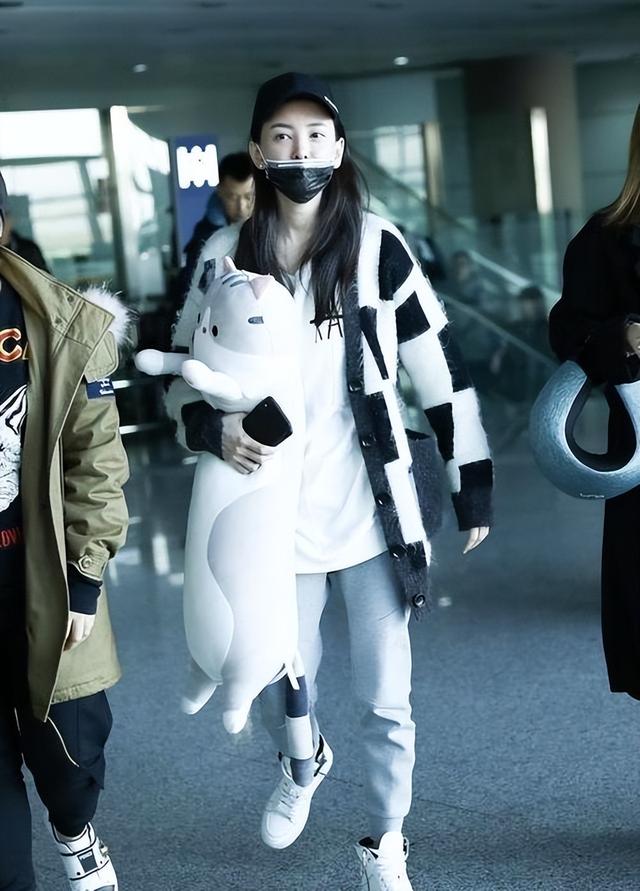 于文文演唱会紧身裤“私处轮廓明显”?引起网友热议,着装艺术?