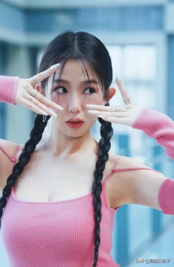 郭书瑶又走性感路线了?晒透视装“三块布”尽显好身材!