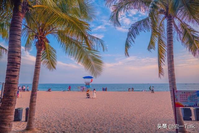 裸拍!三亚湾海滩美女一丝不挂,清晰照被曝光,警方介入后回应