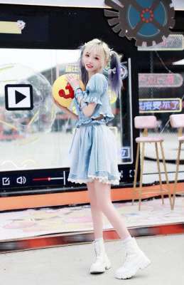 美女的圆球(邂逅甜心：双色马尾美少女的时尚秀)