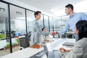 汽车黄油(年轻人别太信“诗与远方”，面包和黄油才是最急需的)