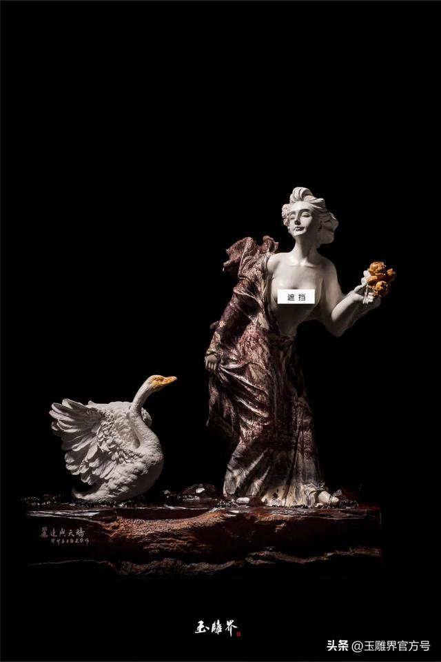 疯传!洪水冲出青田石,细腻雕刻美女薄纱,那花更是逆天