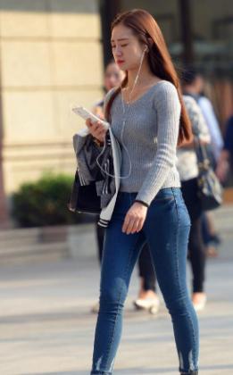 街拍:第二位美女“前凸后翘”,穿着紧身裙,完美的身材外露