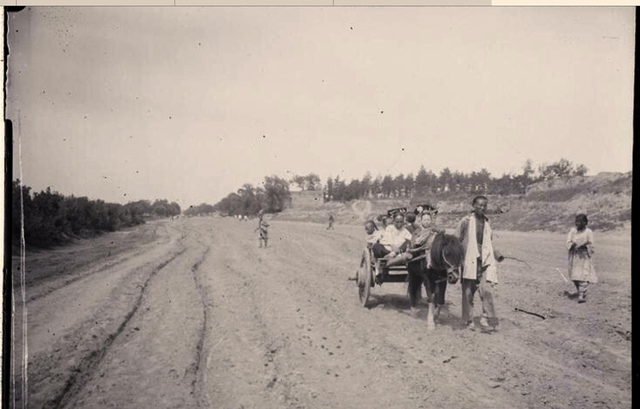 日本侵华施暴照:图6日军随军记者镜头里面的苏州姑娘